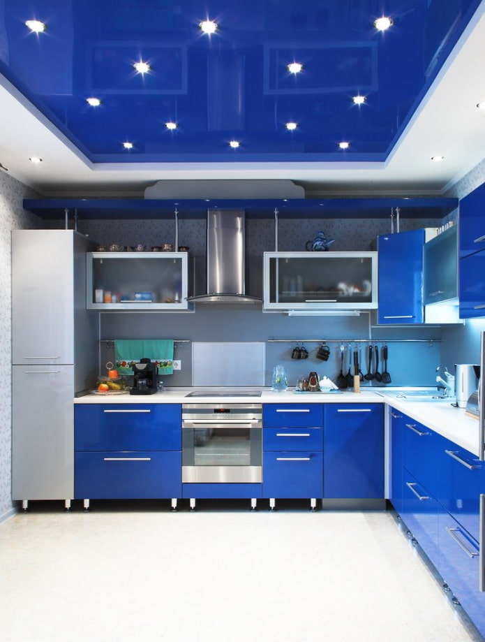 blauw spanplafond in de keuken