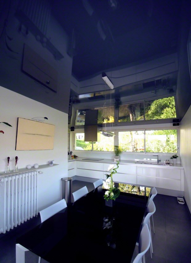 blauw spanplafond in de keuken