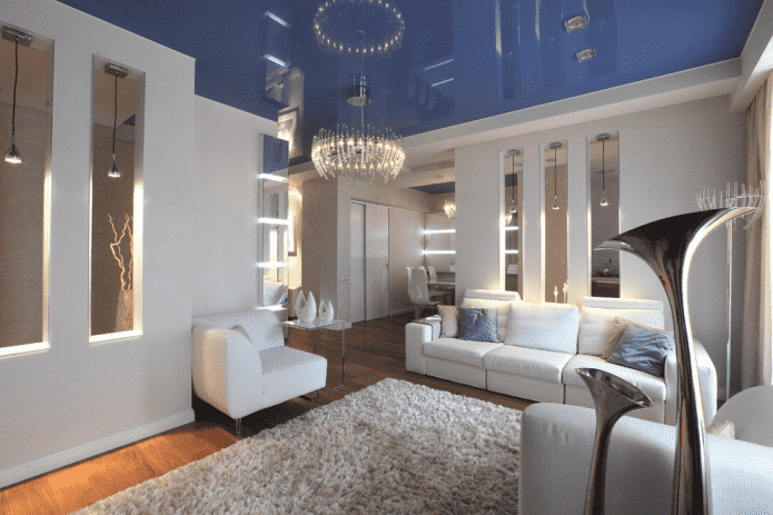 blauw spanplafond in de woonkamer