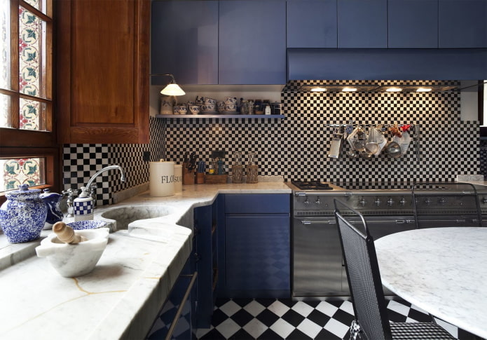 keukeninterieur in zwart- en blauwtinten
