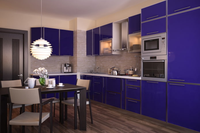 keukeninterieur in beige en blauwe tinten