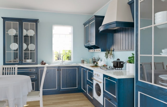 keukeninterieur in blauwe en lichtblauwe tinten