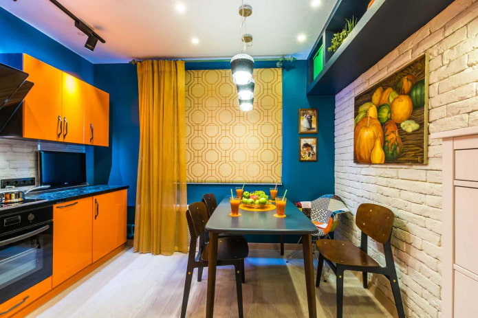 keukeninterieur in blauwe tinten met felle accenten