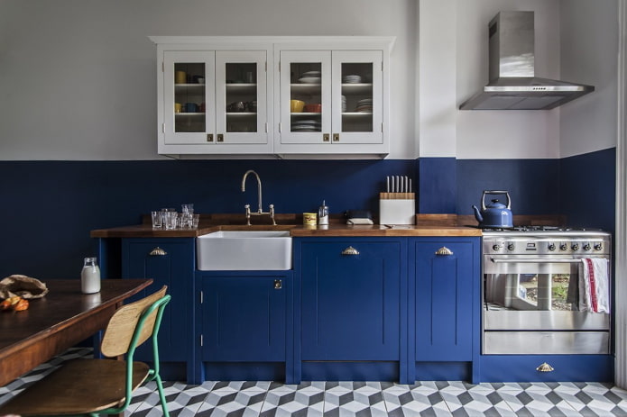 keukeninterieur in blauw-witte tinten