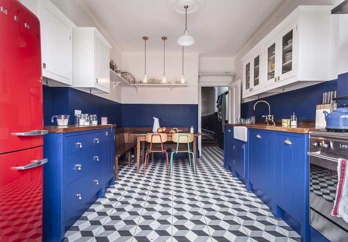 keukeninterieur in blauwe tinten met felle accenten