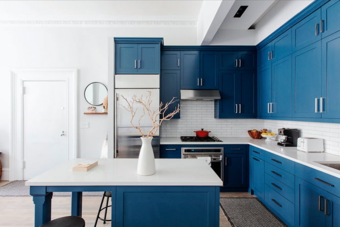 keukeninterieur in blauwe en witte tinten