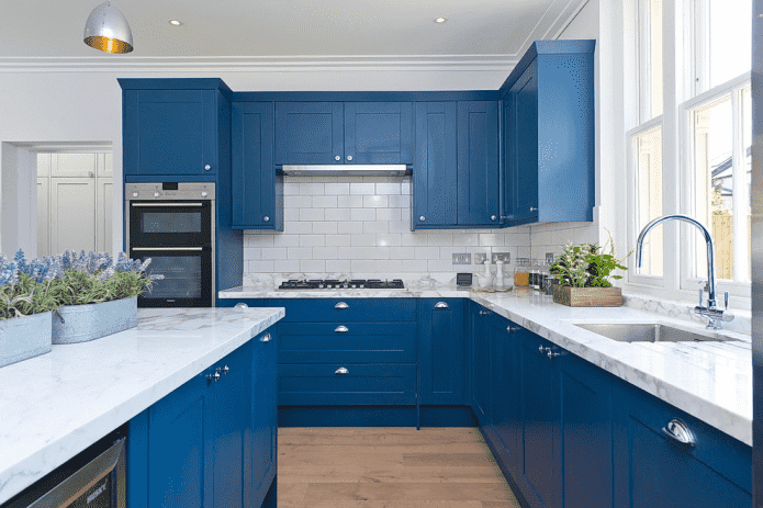 keukeninterieur in blauwe en witte tinten