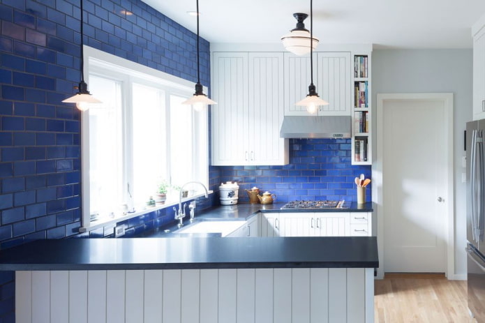 keukeninterieur in blauwe en witte tinten
