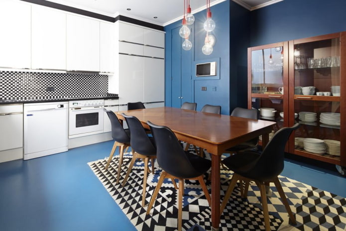 eethoek in het keukeninterieur in blauwe tinten