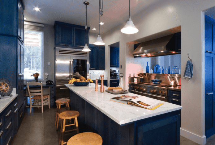 werkruimte in het keukeninterieur in blauwe tinten