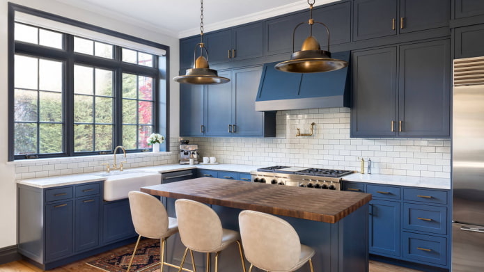 werkruimte in het keukeninterieur in blauwe tinten