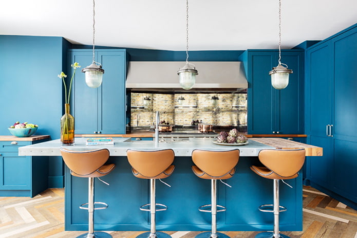inrichting en verlichting in het keukeninterieur in blauwe tinten