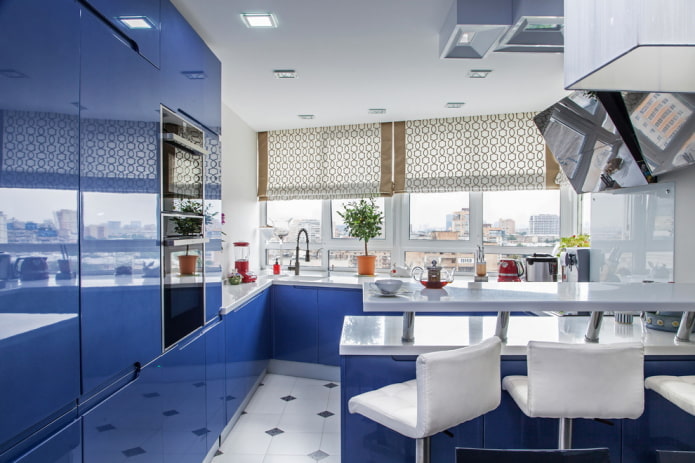 textiel in het keukeninterieur in blauwe tinten