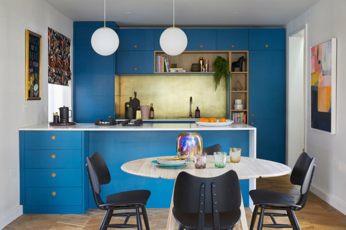 decoratie en verlichting in het keukeninterieur in blauwe tinten