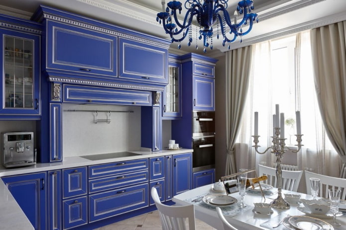 keuken in blauwe tinten in een klassieke stijl