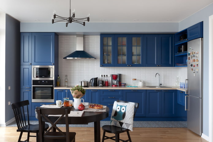 eethoek in het keukeninterieur in blauwe tinten