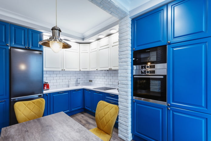keuken in blauwe tinten in loftstijl