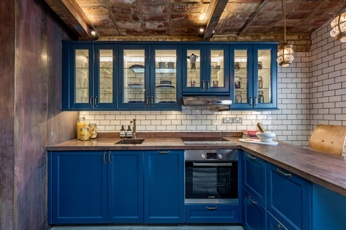 keuken in blauwe tinten in loftstijl