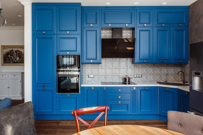 keuken in blauwe tinten in neoklassieke stijl