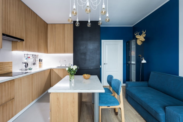 eethoek in het keukeninterieur in blauwe tinten