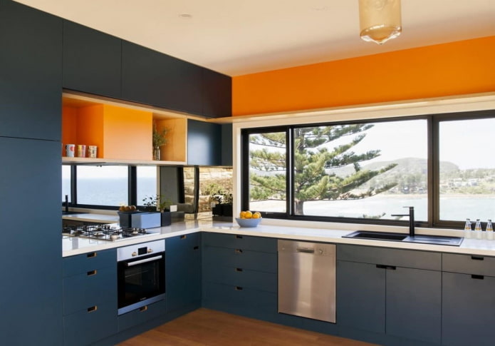 keukeninterieur in blauwe tinten met felle accenten