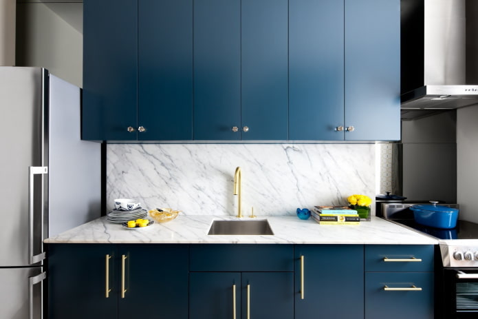 werkruimte in het keukeninterieur in blauwe tinten