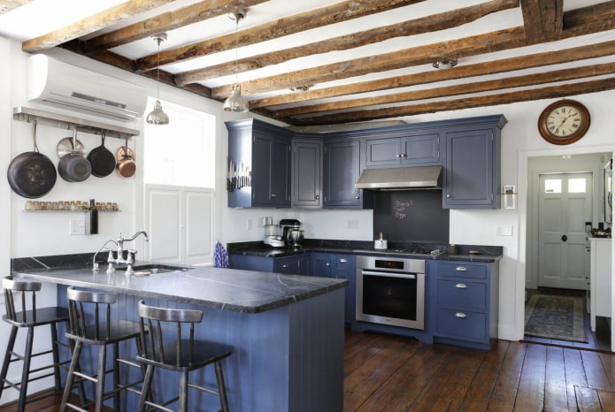 werkruimte in het keukeninterieur in blauwe tinten