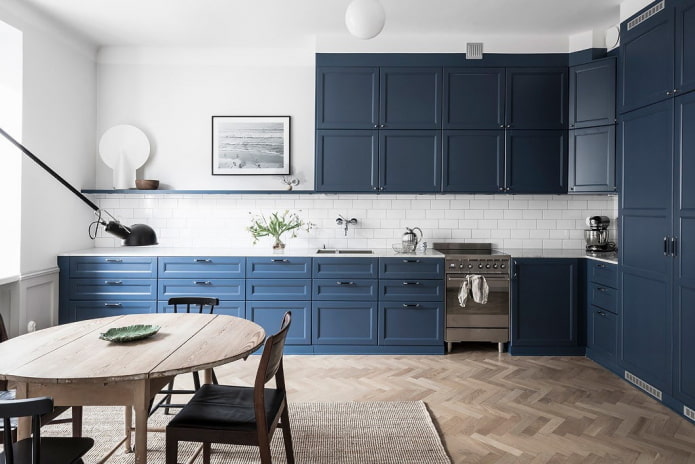 huishoudelijke apparaten in het keukeninterieur in blauwe tinten