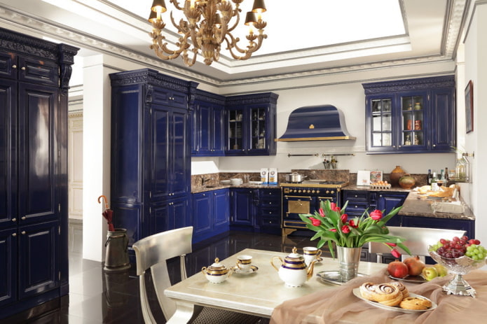 keuken in blauwe tinten in een klassieke stijl