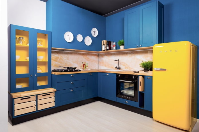 keukeninterieur in blauwe tinten met felle accenten
