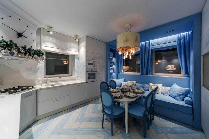 eethoek in het keukeninterieur in blauwe tinten
