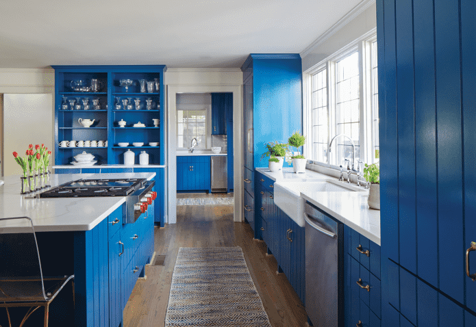 opbergsystemen in het keukeninterieur in blauwe tinten