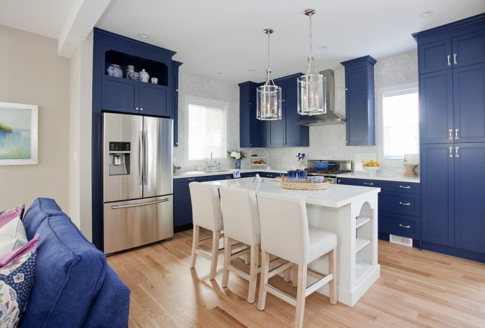 huishoudelijke apparaten in het keukeninterieur in blauwe tinten