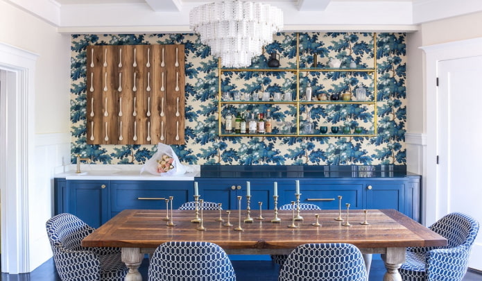 behang in het keukeninterieur in blauwe tinten