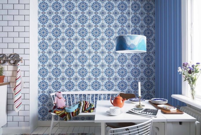 behang in het keukeninterieur in blauwe tinten