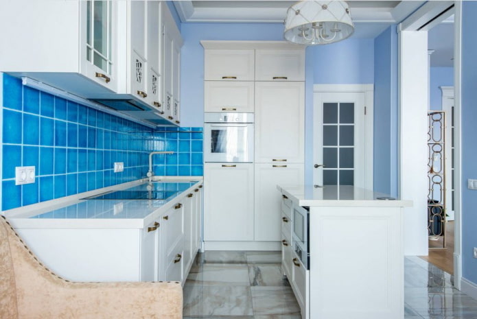 keukeninterieur in blauwe en lichtblauwe tinten