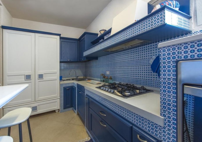 opbergsystemen in het keukeninterieur in blauwe tinten