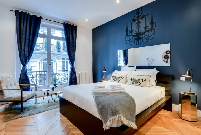 Slaapkamer met bruine meubels