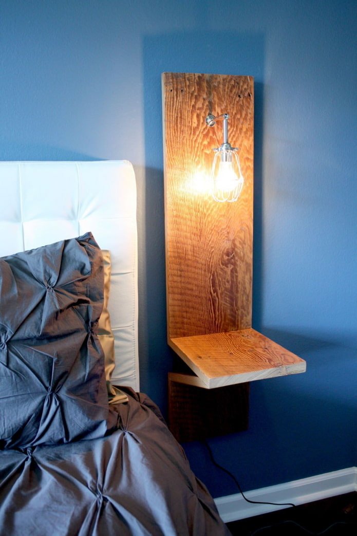 Houten lamp bij het bed