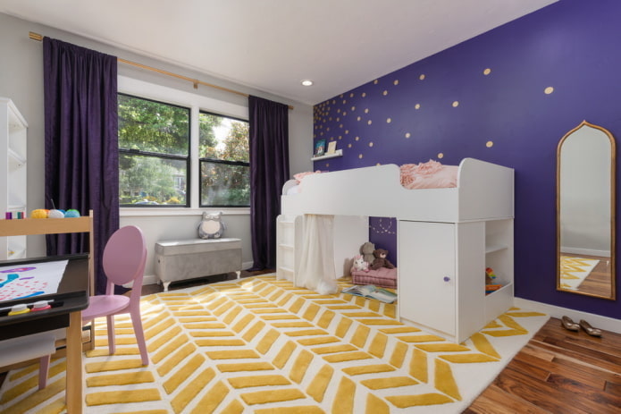Paarse en gele kinderkamer