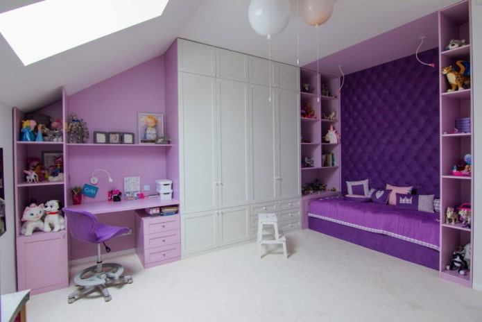 witte en paarse kinderkamer