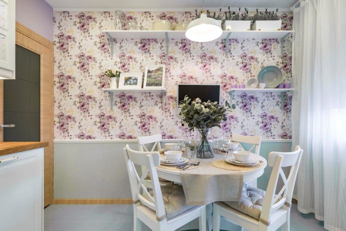 combinatie van twee soorten behang in de keuken met horizontale scheiding