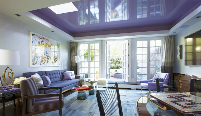 lila plafond in de hal