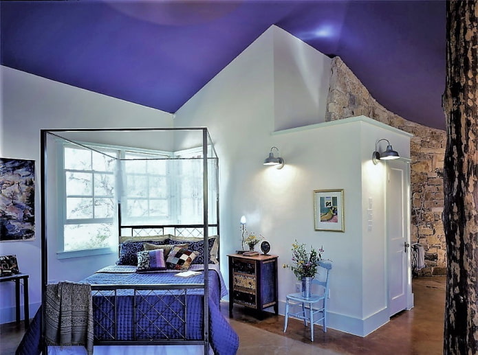 lavendelkleurig plafond tegen witte muren