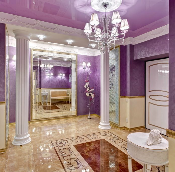 lila plafond in de gang