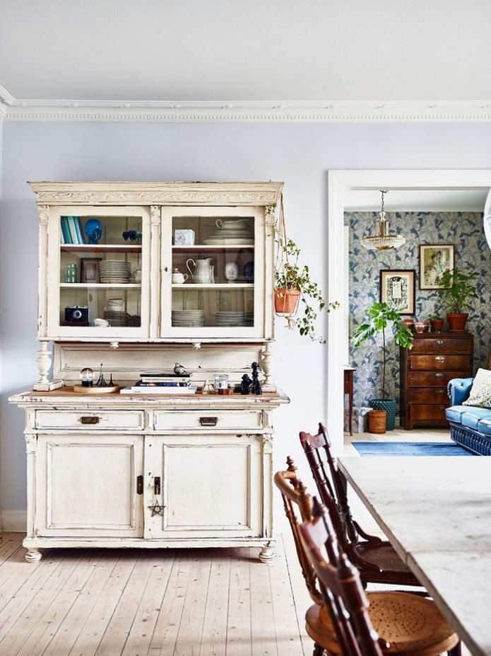 Antieke ladekast in het interieur