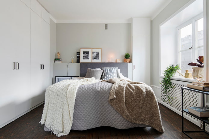 posters aan het hoofdeinde van het bed