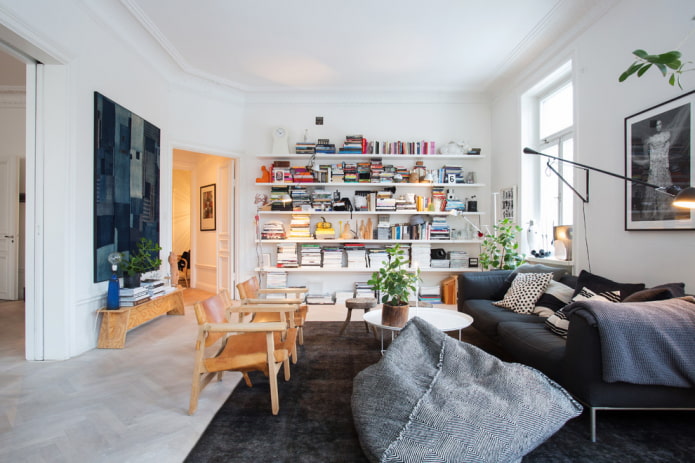 Bibliotheek in een Scandinavische kamer