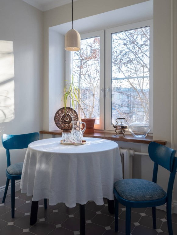 ronde tafel met tafelkleed