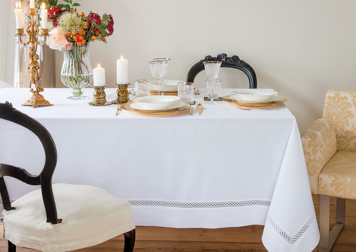 wit tafelkleed op tafel